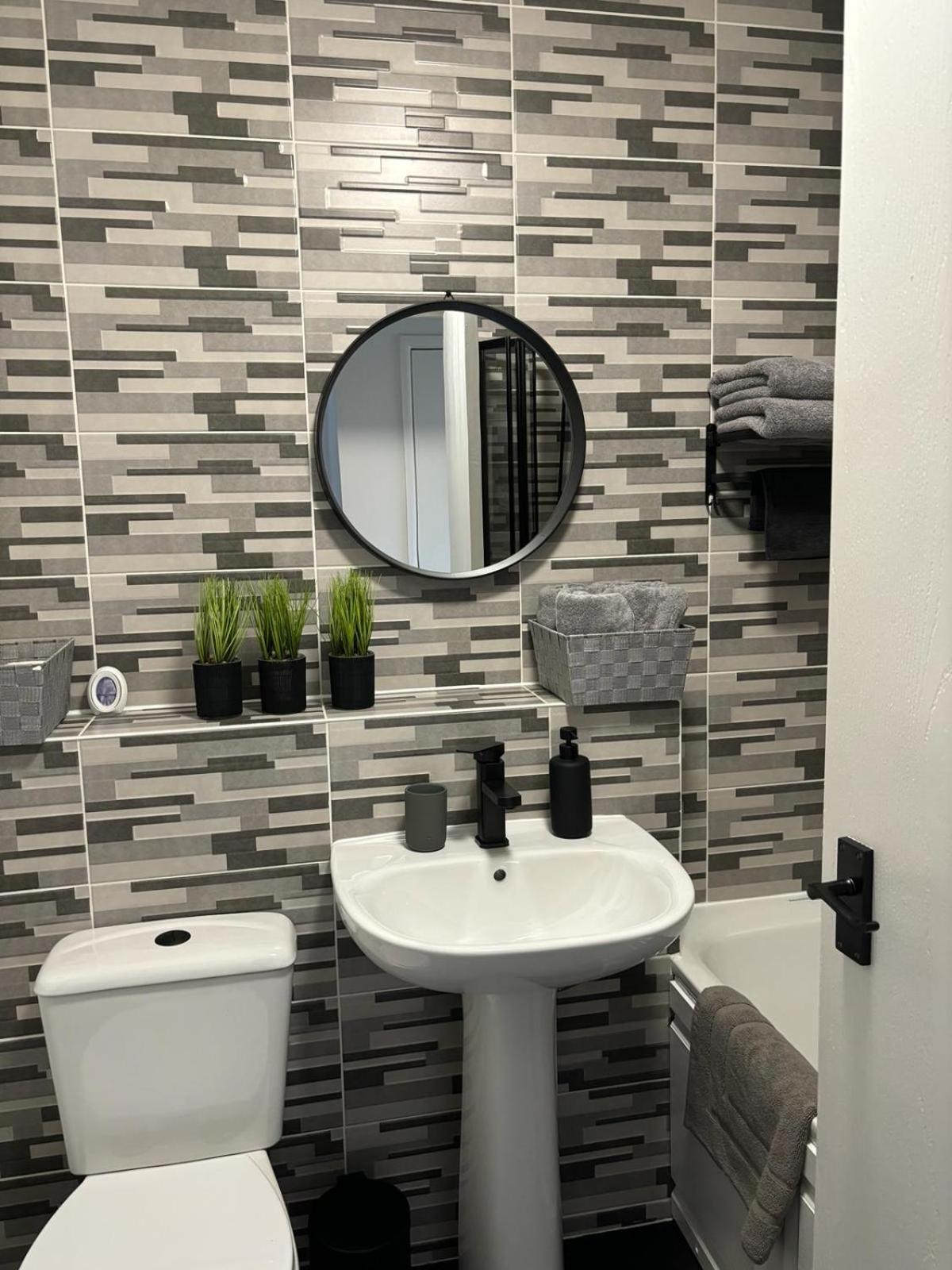 Stylish Home In Linlithgow With Free Parking Экстерьер фото