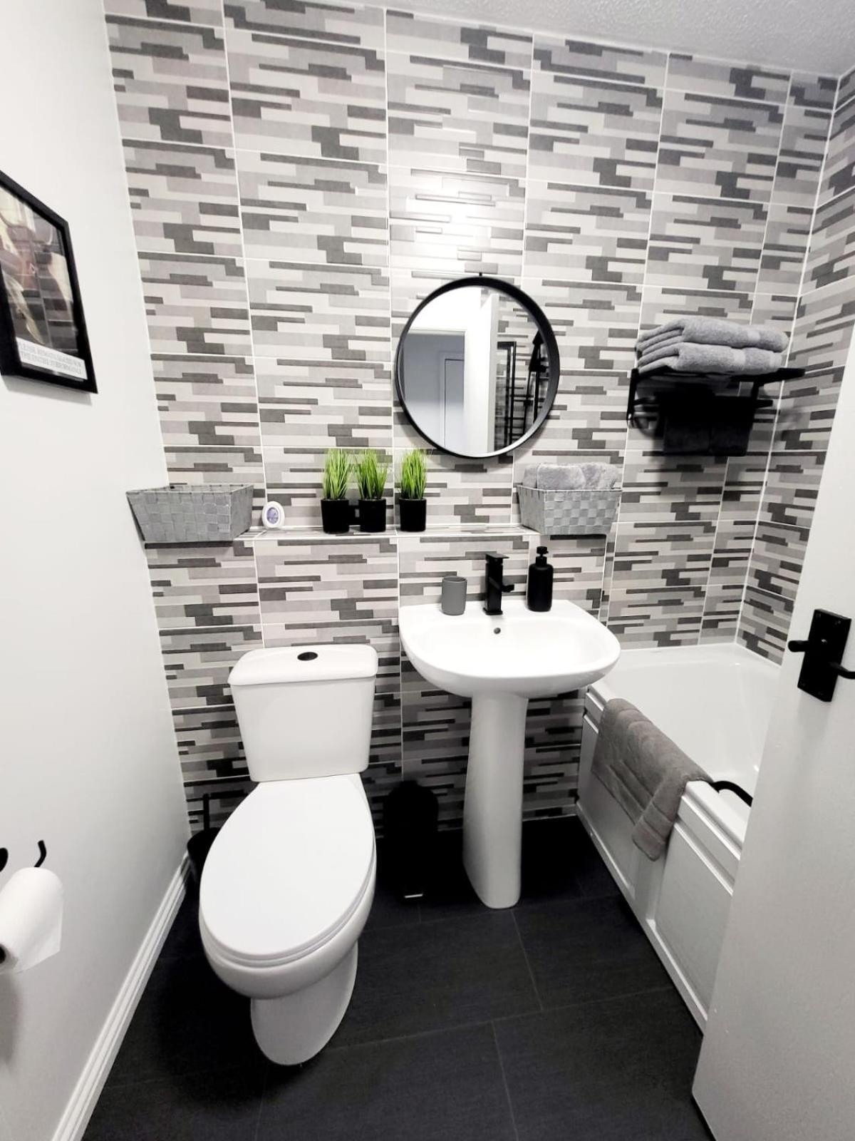 Stylish Home In Linlithgow With Free Parking Экстерьер фото